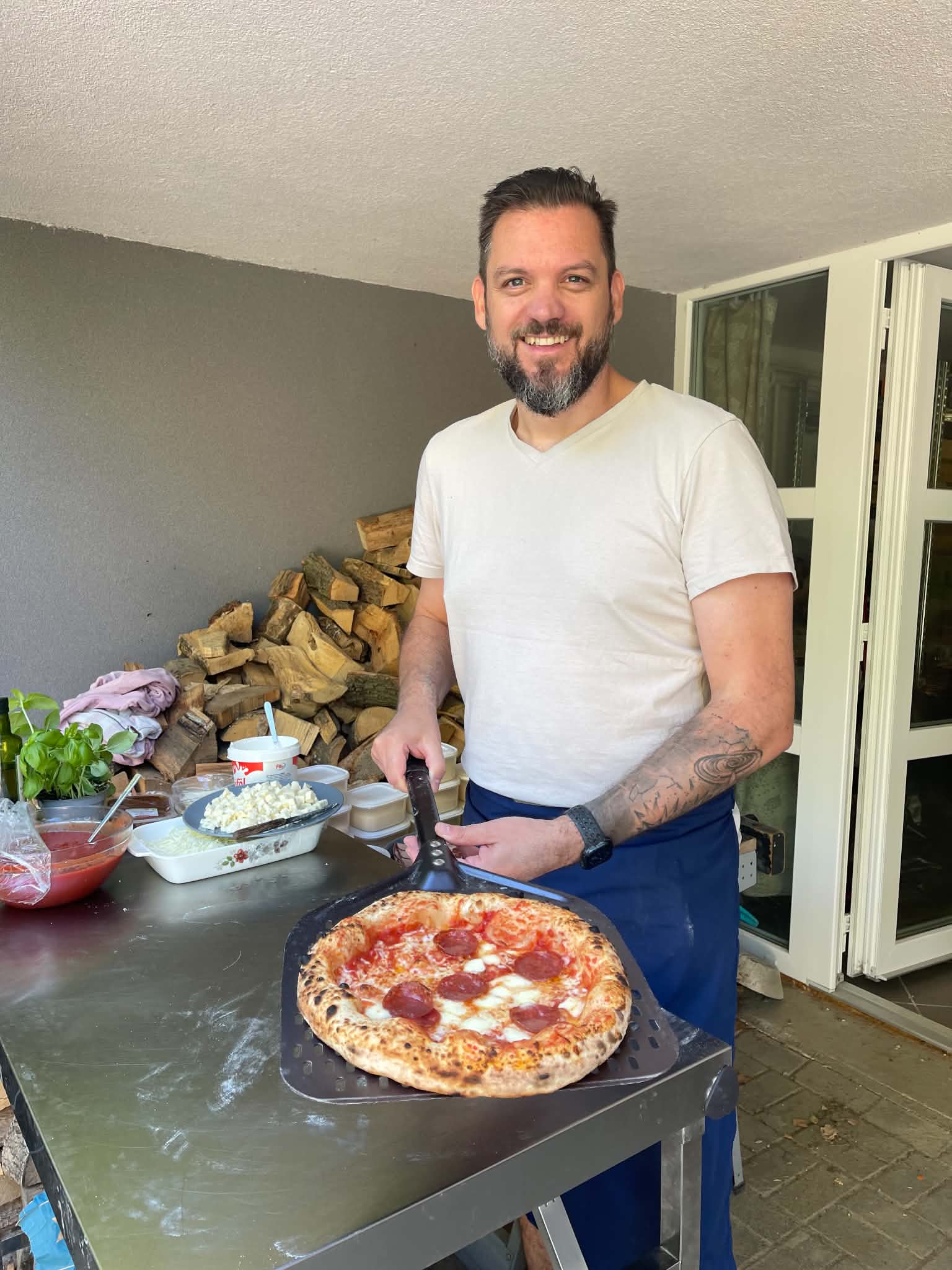 Méhész Pál frissen sült pizzával a lapáton